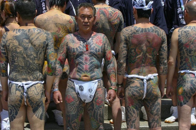 Grupos de yakuza con el cuerpo lleno de tatuajes
