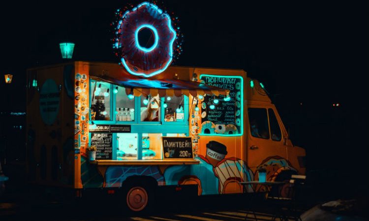 ¿Quieres que tu evento vaya sobre ruedas? Pon un food truck para deleitar a la gente