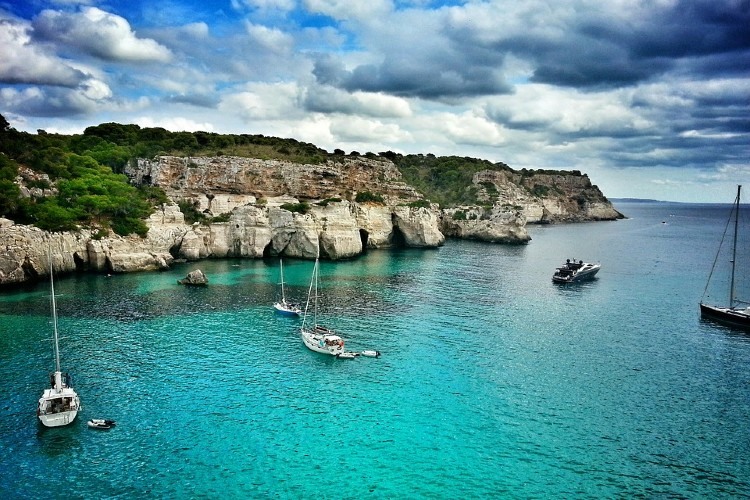 Este verano desconecta alquilando un barco en Menorca