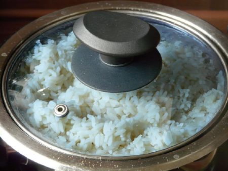cocinar arroz en una olla de calidad
