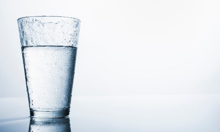 ¿Cómo puede beneficiar el agua alcalina a una persona con diabetes?
