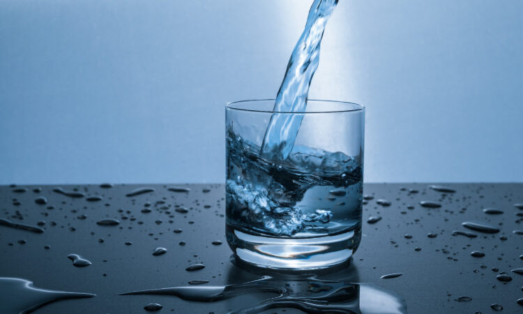¿Por qué es importante purificar el agua antes de beberla?