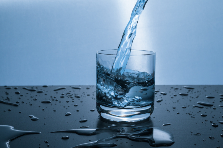 ¿Por qué es importante purificar el agua antes de beberla?