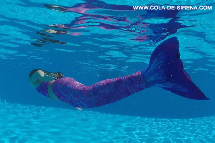 Descubre el Mermaiding deportivo: nada como una sirena