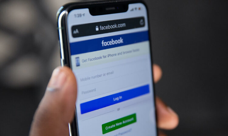 Recuperar cuenta comprometida de Facebook con facebook/hacked