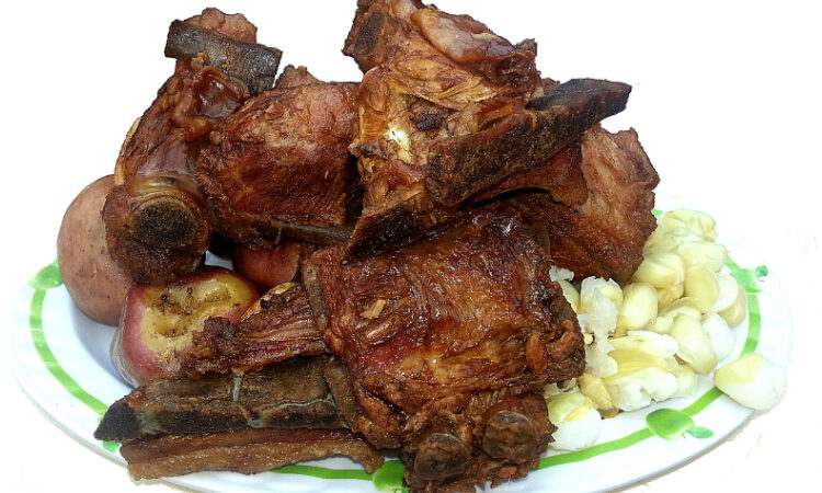 Cómo preparar chicharrón en salsa roja con tomates molidos Del Fuerte