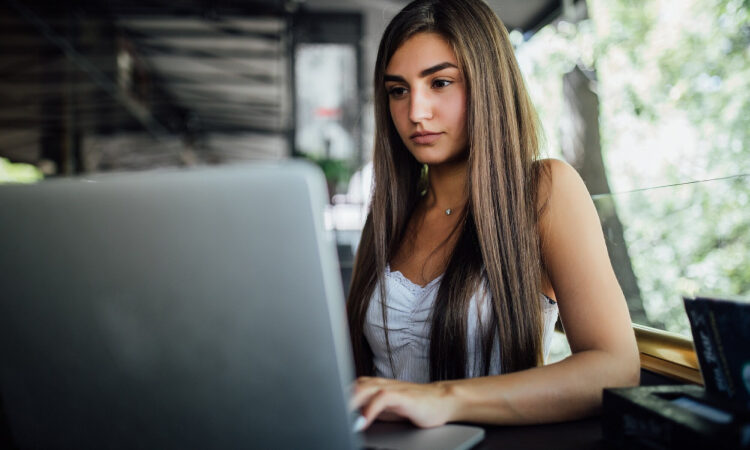 Formación de mujeres en tecnología: cerrando la brecha de género