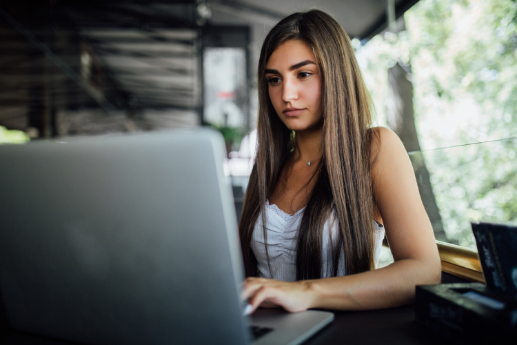 Formación de mujeres en tecnología: cerrando la brecha de género