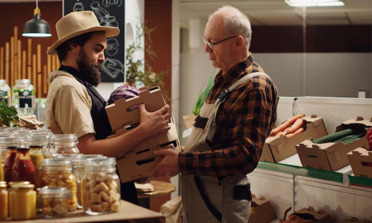 ¿Hasta qué hora está abierta la tienda de alimentos más cercana?