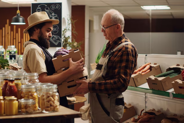 ¿Hasta qué hora está abierta la tienda de alimentos más cercana?