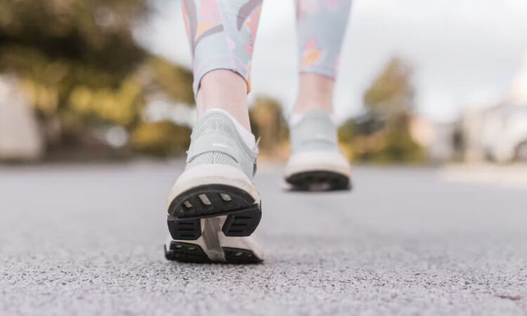 Qué es el rucking: beneficios de caminar con peso y cómo empezar sin lesionarse