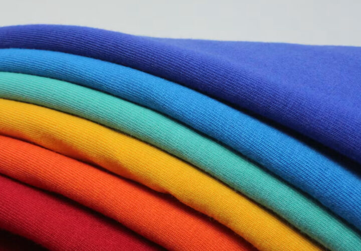 Microplásticos en la ropa: por qué preocupa el poliéster y qué tejidos son mejores para la salud y el medioambiente