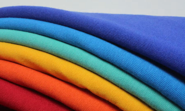 Microplásticos en la ropa: por qué preocupa el poliéster y qué tejidos son mejores para la salud y el medioambiente