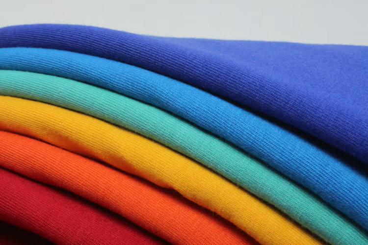 Microplásticos en la ropa: por qué preocupa el poliéster y qué tejidos son mejores para la salud y el medioambiente